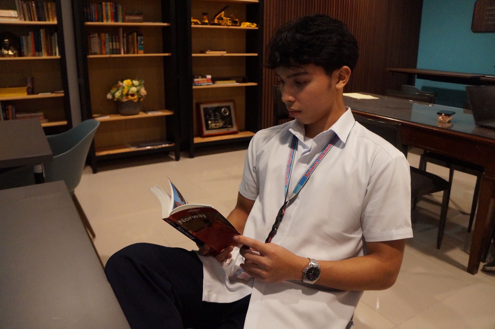 A KOTA student reading near the center's bookshelves
